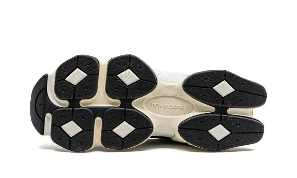 NEW BALANCE 9070 “BLACK / WHITE”